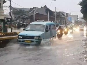 Kali Ciliwung Meluap, Jalan Jatinegara Barat Terendam