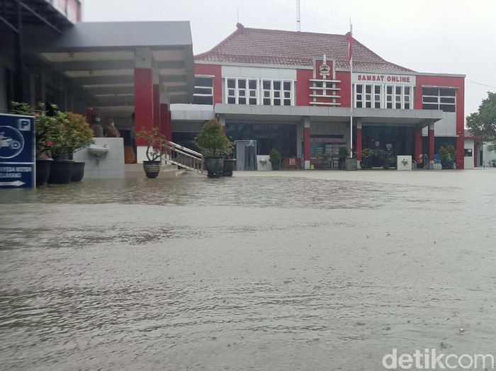 Kantor Samsat Induk Kendal tutup gegara banjir, Senin (8/2/2021).