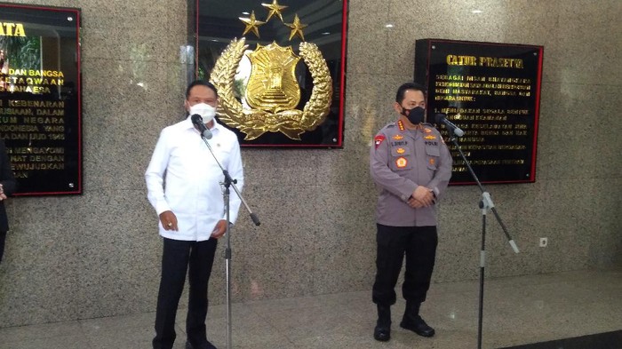 Kapolri Jenderal Listyo Sigit Prabowo dan Menpora Zainudin Amali bertemu membahas pembukaan kembali kegiatan kepemudaan dan olahraga, di Mabes Polri, Jakarta, Senin (8/2/2021).