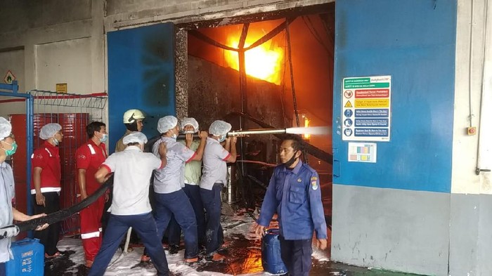 Kebakaran di gudang pabrik Indofood Kabupaten Tangerang