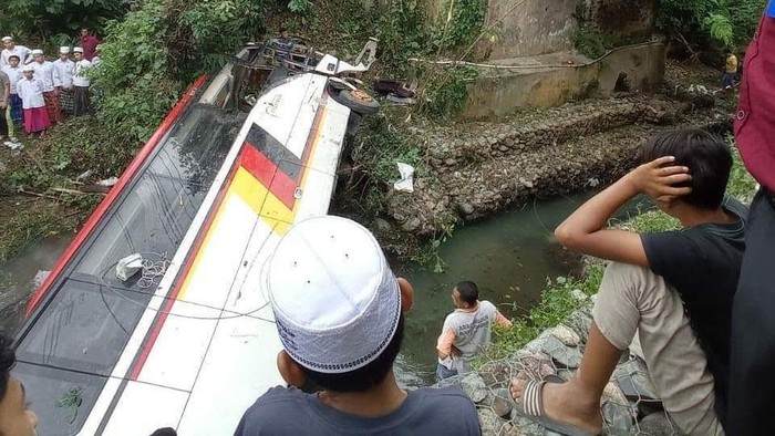 Kecelakaan bus rombongan Pemkab Agam di Kabupaten Madina.