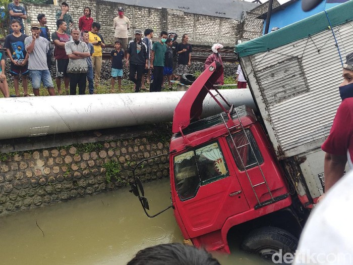 Kecelakaan maut terjadi di jalur nasional Lamongan, tepatnya di pertigaan Deket. Truk kontainer menerobos lampu merah lalu menyeret pengendara motor masuk kali hingga tewas.