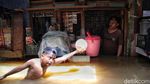 Keceriaan Anak-anak di Tengah Banjir