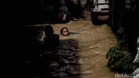 Banjir dengan hingga 190 Cm tersebut terjadi sejak Minggu sore.