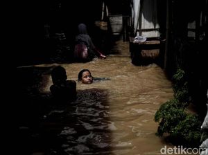 Ada 5 RT di Kampung Melayu yang Kebanjiran hingga 2,75 Meter