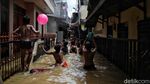 Keceriaan Anak-anak di Tengah Banjir