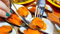 Kerang Mentai (Rp 20.000) juga tak kalah enak. Kerang hijau dilumuri saus mentai yang gurih dan agak asam. Foto: detikFood/Yenny Mustika Sari