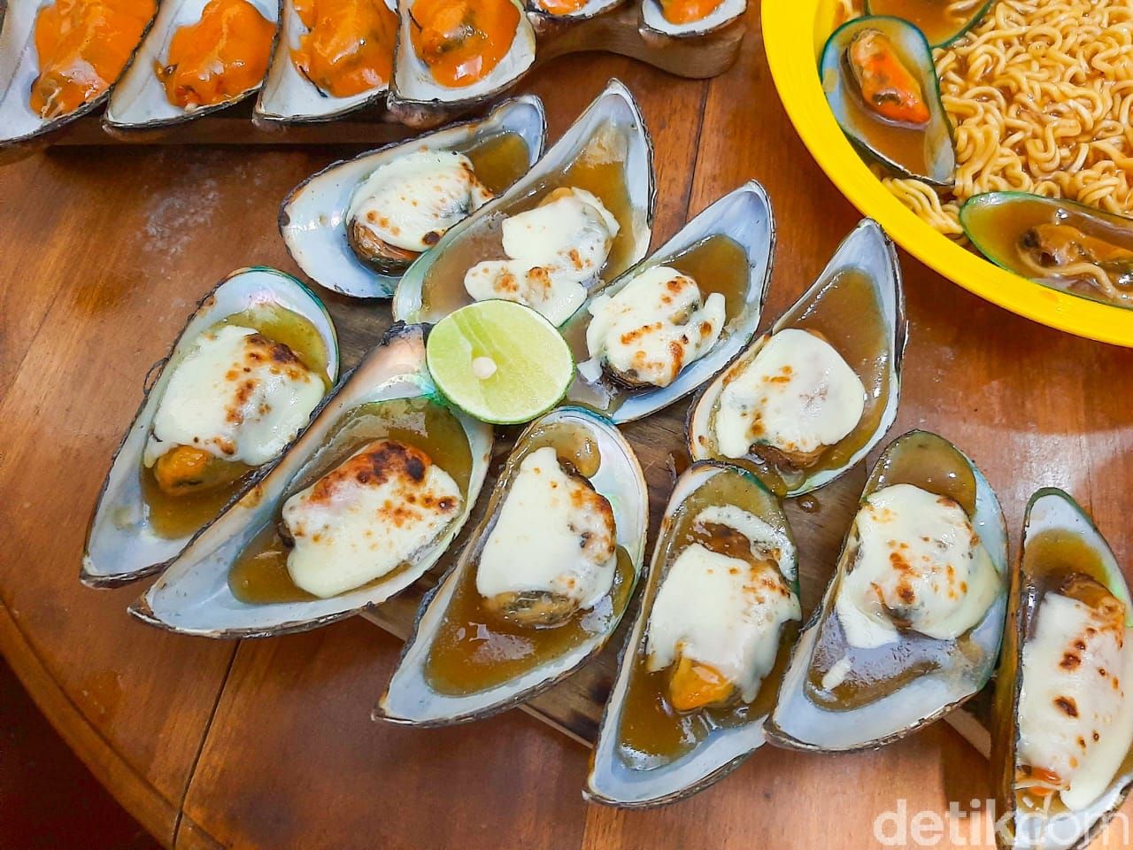 kerang montok: indomie kerang dan kerang mozarella