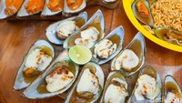 Kerang Mozarella (Rp 25.000) tak hanya diberikan irisan mozarella saja, tetapi ada juga bumbu rahasia yang gurih. Sebelum disantap juga baiknya dikucurkan air jeruk nipis agar makin nikmat. Foto: detikFood/Yenny Mustika Sari