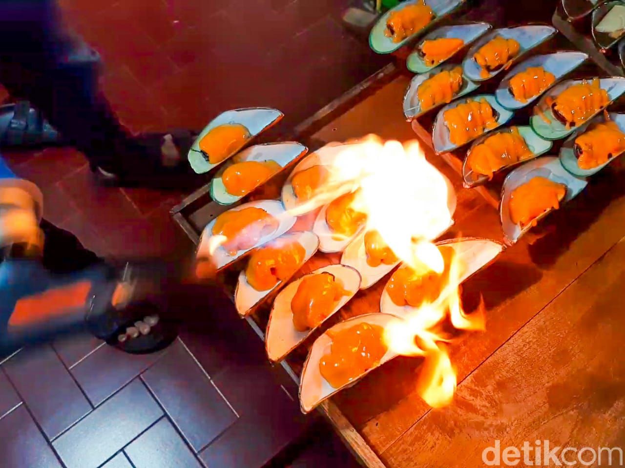 kerang montok: indomie kerang dan kerang mozarella