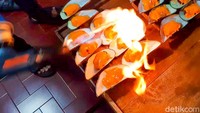 Proses pembuatan Kerang Mozarella dan Kerang Mentai ini sangat menarik perhatian. Karena di-torch menggunakan flambe gun. Foto: detikFood/Yenny Mustika Sari