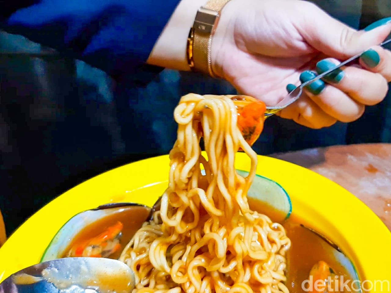 kerang montok: indomie kerang dan kerang mozarella