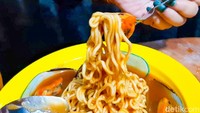 Tekstur Indomie-nya masih kenyal, jadi masih terasa nikmat ketika disantap. Bau amis juga sudah tak tercium pada kerang hijau menandakan kalau kerang hijau diolah dengan tepat. Foto: detikFood/Yenny Mustika Sari