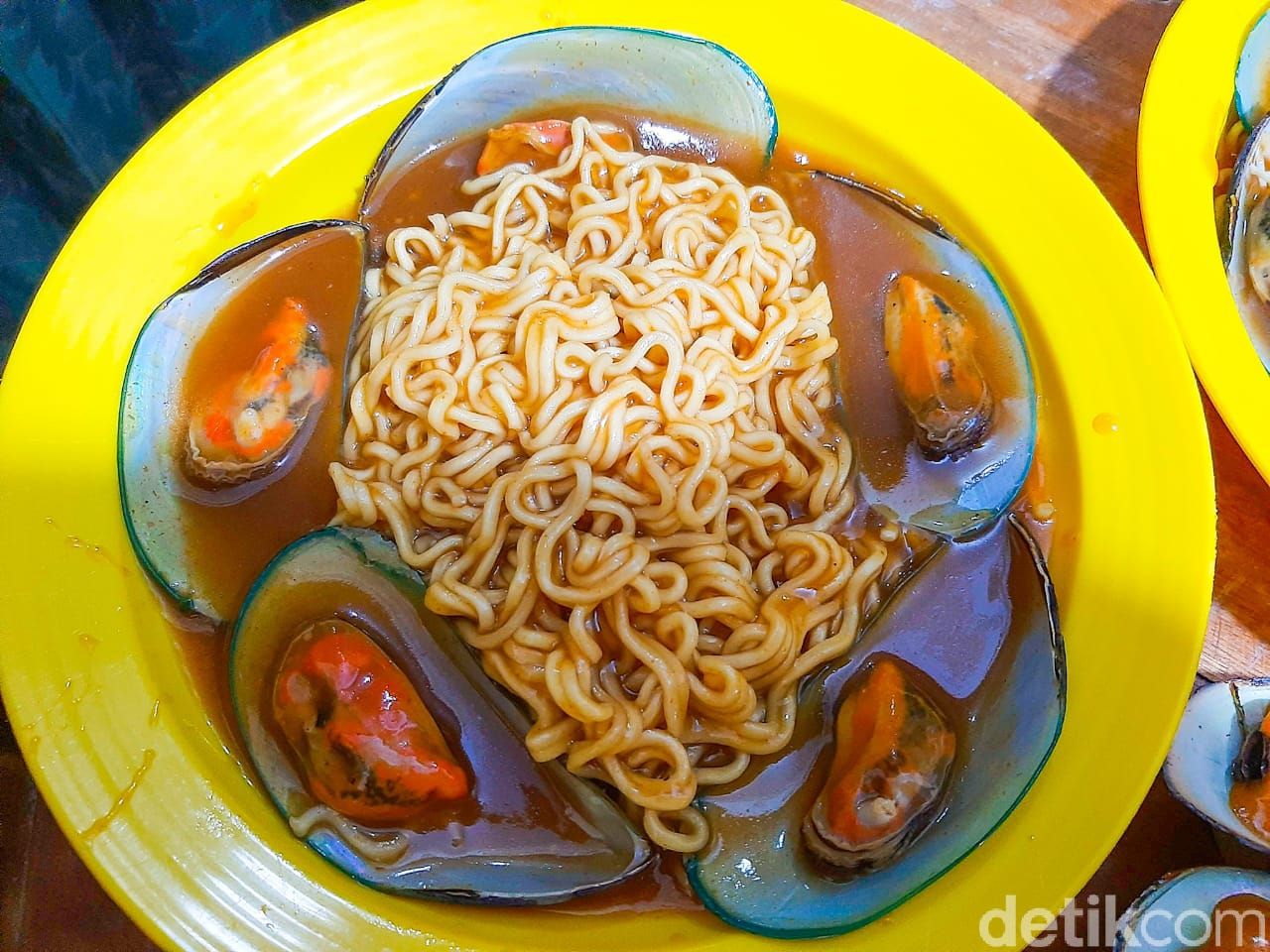kerang montok: indomie kerang dan kerang mozarella
