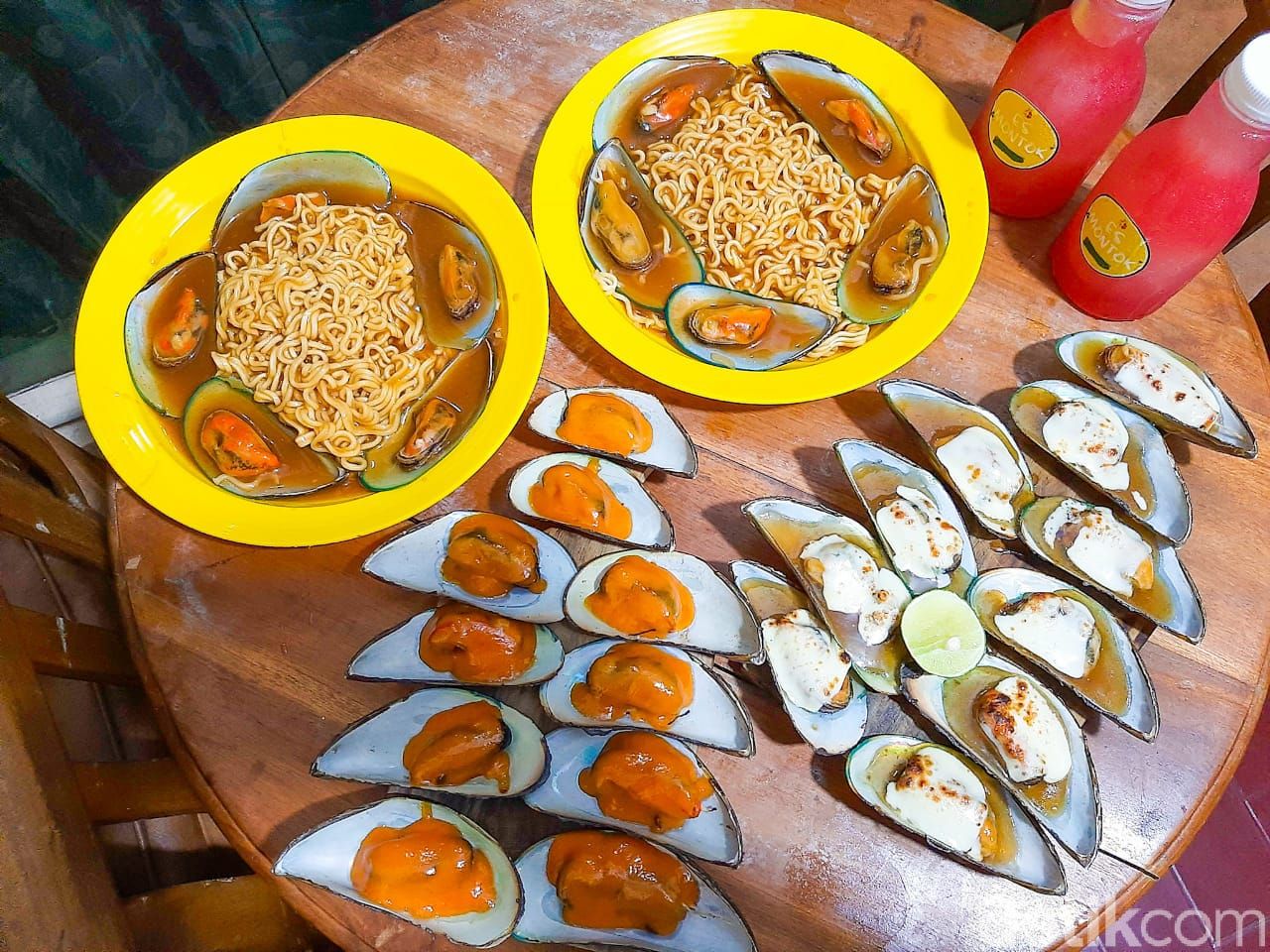 kerang montok: indomie kerang dan kerang mozarella