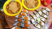 Menu andalan dari Kerang Montok ada 3, yaitu Indomie Kerang Saus Kemon, Kerang Mozarella, dan Kerang Mentai. Kami pun tak ketinggalan untuk memesan ketiganya. Foto: detikFood/Yenny Mustika Sari