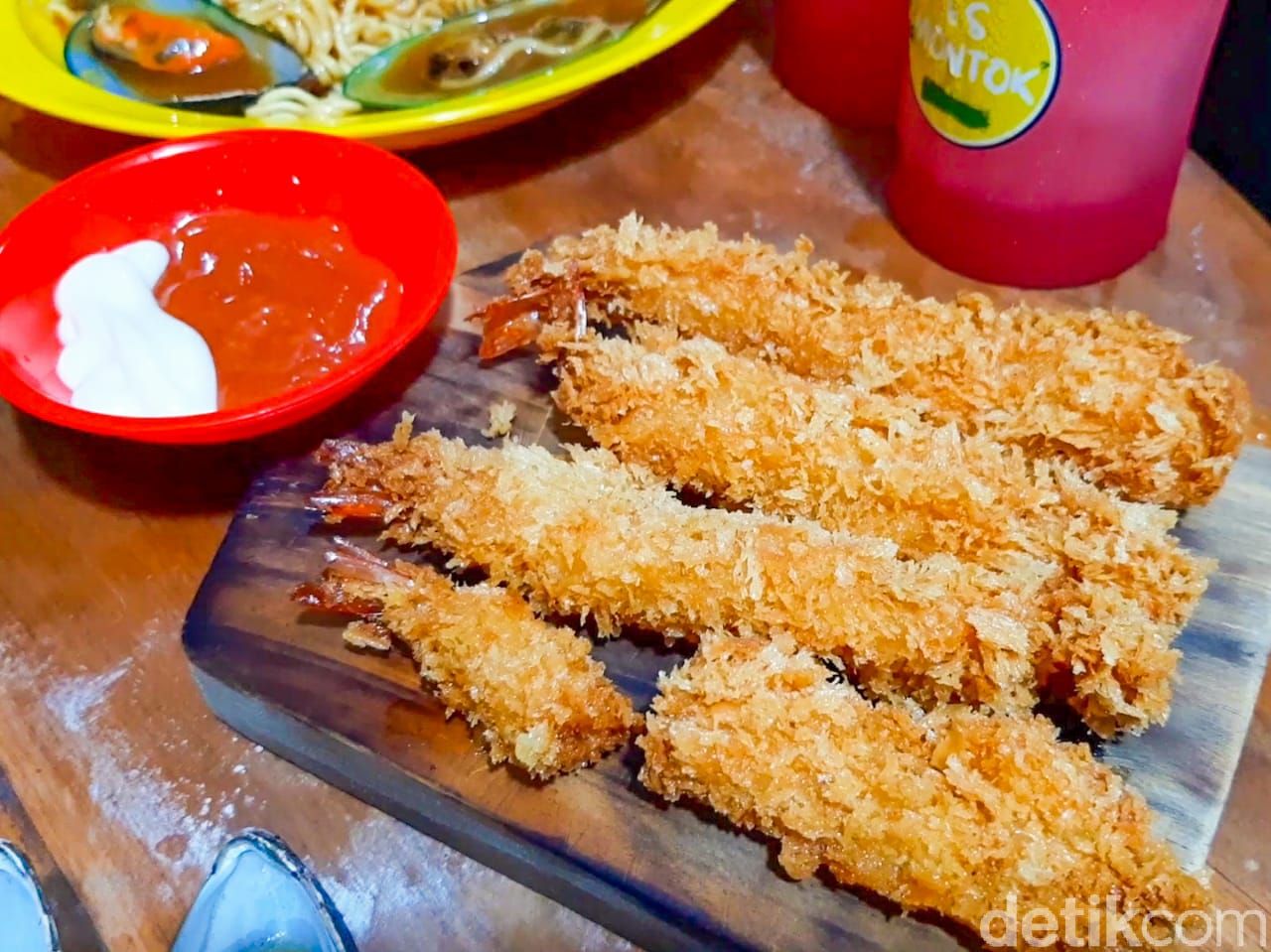 kerang montok: indomie kerang dan kerang mozarella