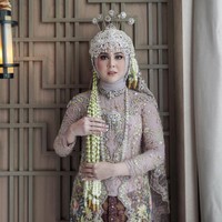 Kesha Ratuliu jadi pengantin Sunda di hari pernikahannya pada Februari 2021. Aktris dan keponakan Mona Ratuliu ini mengenakan kebaya cokelat pastel dengan hiasan payet serta bros berkilauan karya Della Ananta. Foto: Instagram/@kesharatuliu05
