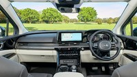 Untuk spesifikasinya, varian S mendapatkan beberapa fitur standar seperti velg 17 inci, roof fack, solar glass winshield, layar infotainment 8 inci, dengan Android Auto dan Apple CarPlay nirkabel, panel kluster LCD 4,2 inci, enam speaker sound system, keyless entry, dan active safety features KIA. Foto: KIA