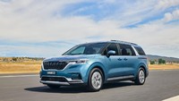 Sebagai gambaran, bisa mengacu pada KIA Carnival 2021 yang baru saja diluncurkan di Australia awal Januari 2021 lalu. Di negeri tetangga itu, model ini ditawarkan dalam 4 pilihan, S, Si, SLi, dan Platinum, dengan pilihan mesin bensin dan diesel. Foto: KIA