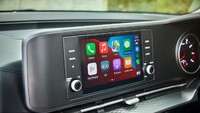 Sedang pada tipe Si, hadir dengan velg 18 inci, layar infotainment 12,3 inci, 8 speaker, dual-zone automatic climate control, sensor parkir depan, dan juga premium steering wheel and shift knob. Foto: KIA