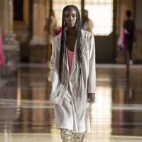 Fashion show koleksi busana Valentino Couture Spring 2021. Desainer Valentino, Pierpaolo Piccioli menghadirkan busana couture yang minimalis dan casual. Foto: dok. Valentino.