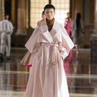 Fashion show koleksi busana Valentino Couture Spring 2021. Desainer Valentino, Pierpaolo Piccioli menghadirkan busana couture yang minimalis dan casual. Foto: dok. Valentino.