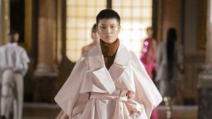10 Koleksi Busana Valentino Couture Spring 2021 yang Casual