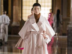 10 Koleksi Busana Valentino Couture Spring 2021 yang Casual