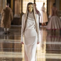 Fashion show koleksi busana Valentino Couture Spring 2021. Desainer Valentino, Pierpaolo Piccioli menghadirkan busana couture yang minimalis dan casual. Foto: dok. Valentino.