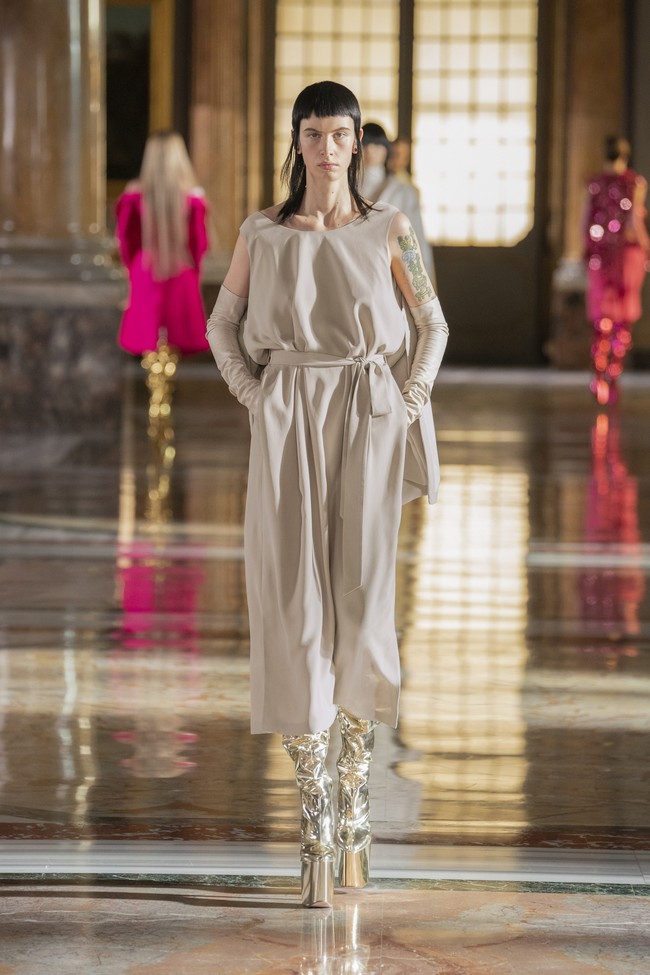 Fashion show koleksi busana Valentino Couture Spring 2021. Desainer Valentino, Pierpaolo Piccioli menghadirkan busana couture yang minimalis dan casual. Foto: dok. Valentino.