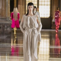 Fashion show koleksi busana Valentino Couture Spring 2021. Desainer Valentino, Pierpaolo Piccioli menghadirkan busana couture yang minimalis dan casual. Foto: dok. Valentino.