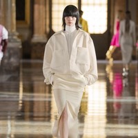 Fashion show koleksi busana Valentino Couture Spring 2021. Desainer Valentino, Pierpaolo Piccioli menghadirkan busana couture yang minimalis dan casual. Foto: dok. Valentino.