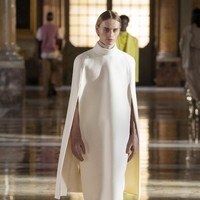 Fashion show koleksi busana Valentino Couture Spring 2021. Desainer Valentino, Pierpaolo Piccioli menghadirkan busana couture yang minimalis dan casual. Foto: dok. Valentino.