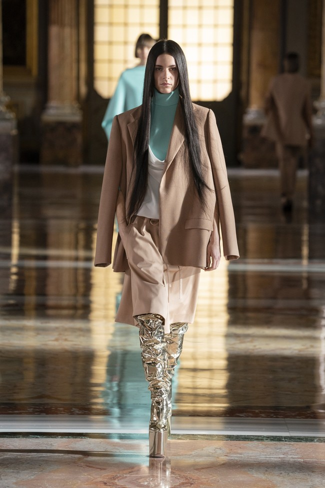 Fashion show koleksi busana Valentino Couture Spring 2021. Desainer Valentino, Pierpaolo Piccioli menghadirkan busana couture yang minimalis dan casual. Foto: dok. Valentino.