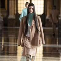 Fashion show koleksi busana Valentino Couture Spring 2021. Desainer Valentino, Pierpaolo Piccioli menghadirkan busana couture yang minimalis dan casual. Foto: dok. Valentino.