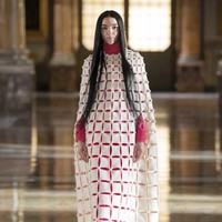 Fashion show koleksi busana Valentino Couture Spring 2021. Desainer Valentino, Pierpaolo Piccioli menghadirkan busana couture yang minimalis dan casual. Foto: dok. Valentino.