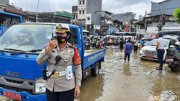 Begini Pengalihan Arus Imbas Banjir di Jalan Jatinegara Barat