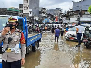 Begini Pengalihan Lalin Imbas Banjir di Jalan Jatinegara Barat