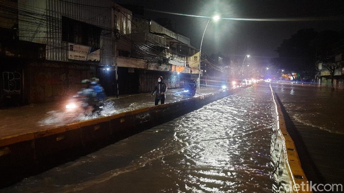 Kondisi banjir di Jalan Jatinegara Barat malam ini (Fathan/detikcom)