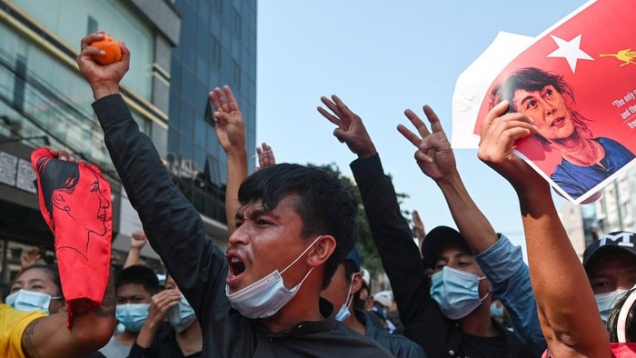 Kudeta Myanmar: Demo berlanjut, kaum buruh mogok nasional dan serukan pembebasan Aung San Suu Kyi