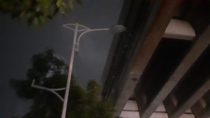 Lampu jalan Jl Noer Ali, Kalimalang, Kayuringin Bekasi belum menyala, sehingga ruas jalan menjadi gelap.