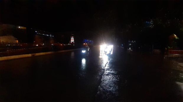 Lampu jalan Jl Noer Ali, Kalimalang, Kayuringin Bekasi belum menyala, sehingga ruas jalan menjadi gelap.