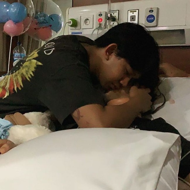 Beban semua umat sebut Laura di keterangan salah satu unggahan di Instagramnya. Dia menyebut Gaga sebagai beban hidupnya. Foto: Instagram/@edlnlaura