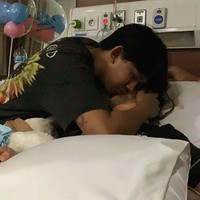 Beban semua umat sebut Laura di keterangan salah satu unggahan di Instagramnya. Dia menyebut Gaga sebagai beban hidupnya. Foto: Instagram/@edlnlaura