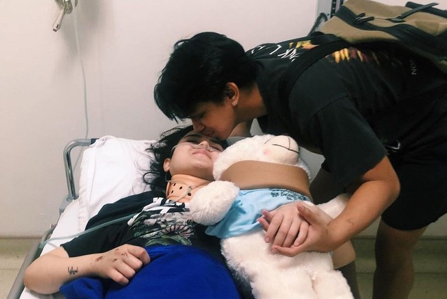 Tanggung jawab plis HAHAHAH bayar juga dah setahun lebih gak ada sepeser pun dibantu, tulis salah satu keterangan dalam unggahan Laura. Foto: Instagram/@edlnlaura