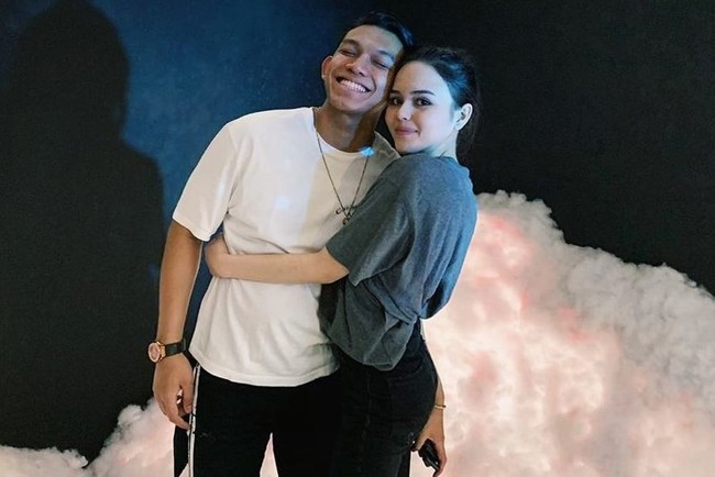 Belakangan ini nama selebgram Edelenyi Laura dan Gaga Muhammad tengah menjadi sorotan. Pasalnya setelah keduanya putus, Laura terlihat mengubah seluruh keterangan foto dirinya bersama Gaga Muhammad. Foto: Instagram/@edlnlaura