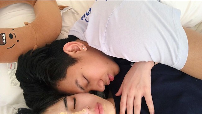 Perubahan keterangan dalam unggahan-unggahan foto Instagramnya bersama Gaga itulah yang membuat dirinya kini menjadi topik perbincangan hangat.  Foto: Instagram/@edlnlaura