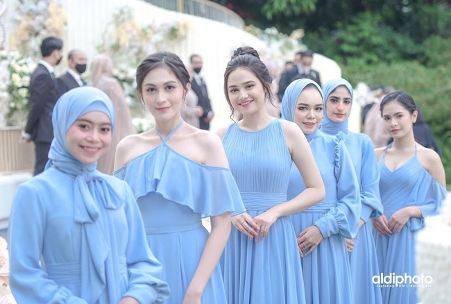 Saat acara resepsi Margin dan Ali Syakieb, keenam sahabat bridesmaid berganti dress warna royal blue rancangan Verena Mia. Lesti Kejora memilih gaya vintage untuk tampil menjadi bridesmaid kali ini. Terdapat detail pita pada bagian bawah leher dan juga tangan balon yang menambah kesan elegan. Foto: Instagram @aldiphoto.