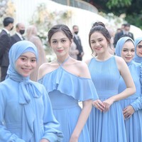Saat acara resepsi Margin dan Ali Syakieb, keenam sahabat bridesmaid berganti dress warna royal blue rancangan Verena Mia. Lesti Kejora memilih gaya vintage untuk tampil menjadi bridesmaid kali ini. Terdapat detail pita pada bagian bawah leher dan juga tangan balon yang menambah kesan elegan. Foto: Instagram @aldiphoto.